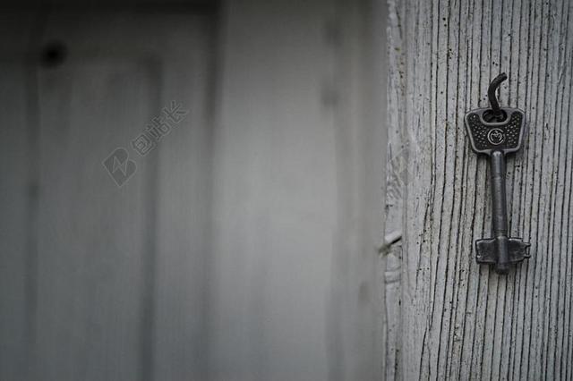 黑白朦胧钥匙背景图片