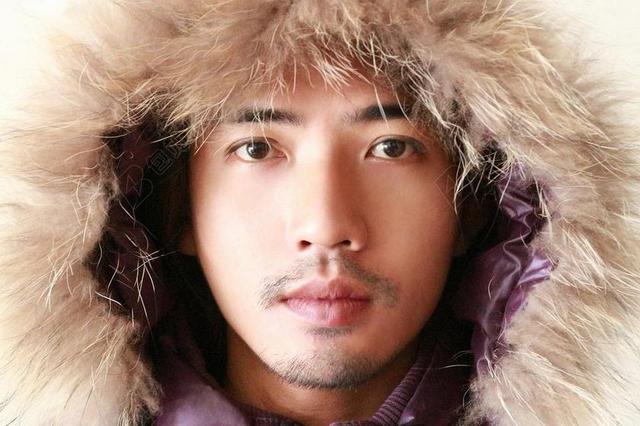 男子脸部人脸特写背景图片