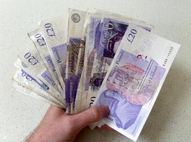 英镑金钱金融手拿钞票背景图片