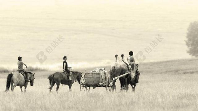 灰色人物在草原中骑马的人们草原游牧民族行走背景图片
