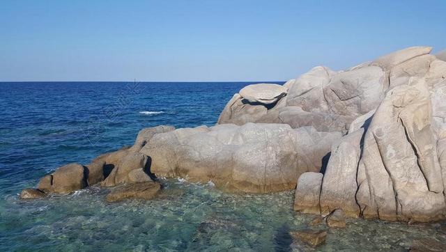 明亮岩石海边大海背景图片