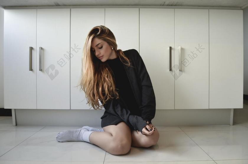 彩色人物性感在柜子前跪着的垂面女子女孩摄影写真背景图片