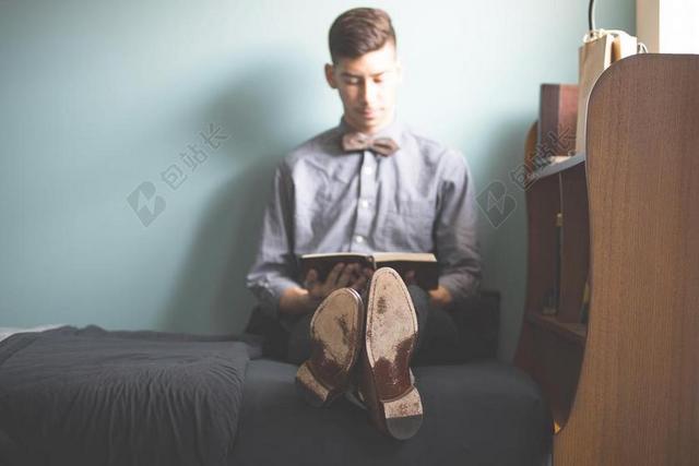 安静看书的男子背景图片