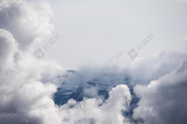 白色天空白云高空背景图片