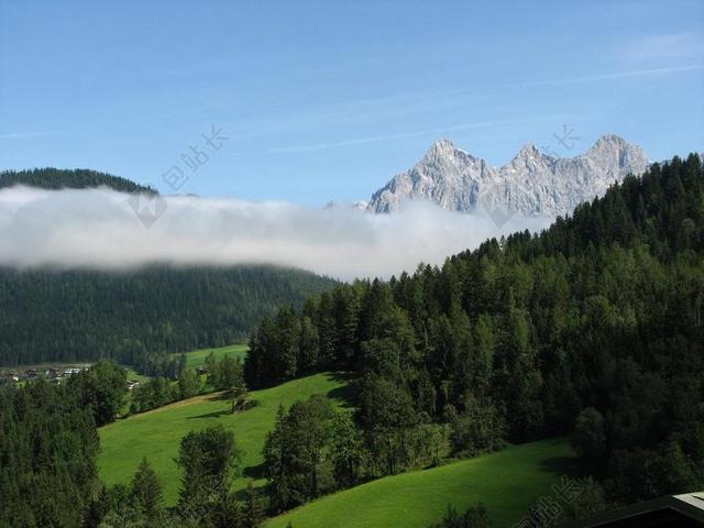 明亮广阔蓝天山川背景图片