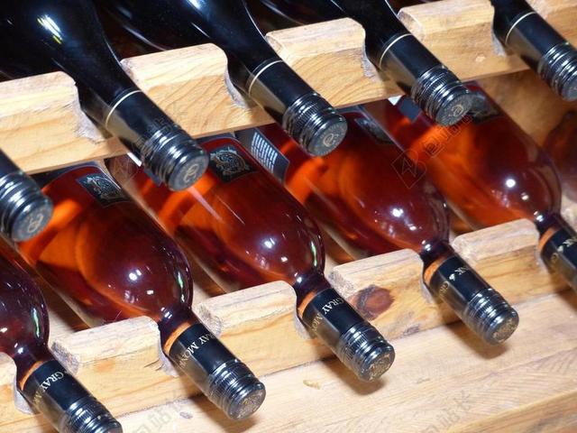 珍藏葡萄酒酒窖背景图片