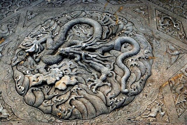 灰色盘龙石头雕刻背景图片