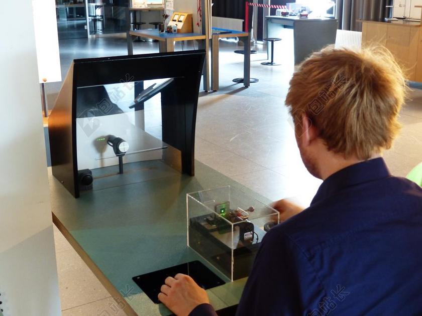 人做物理实验的中学男生背景图片