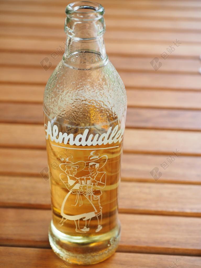 黄色玻璃汽水瓶背景图片