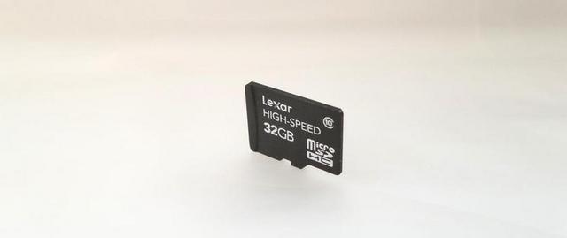 白色32GB内存卡背景图片