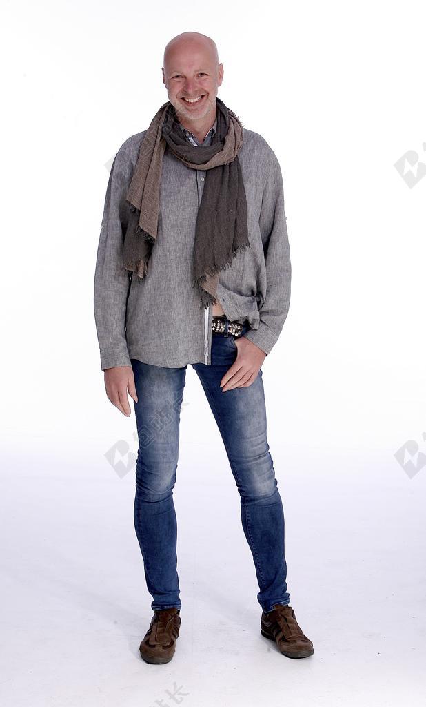 人时尚微笑的时装男模特背景图片