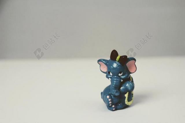 白色桌子上的小象玩偶背景图片