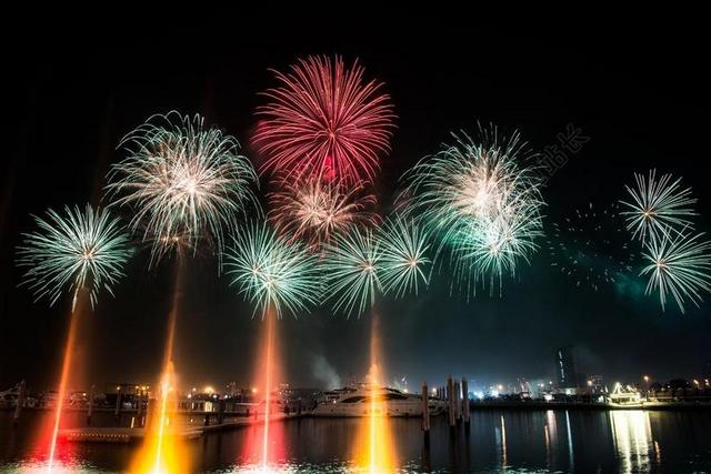 黑色唯美烟花夜空背景图片