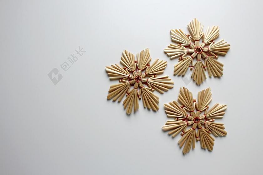 白色雪花状手工艺品背景图片