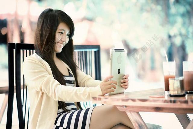 彩色人物愉悦看着平板微笑的女孩街拍欢乐女孩背景图片
