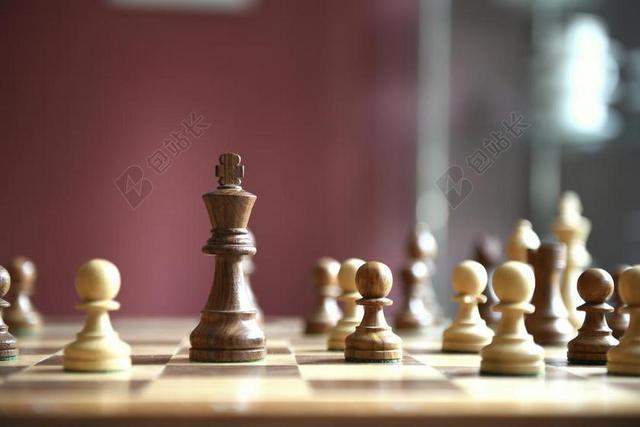 物品棕色和黄色的国际象棋棋盘和棋子背景图片