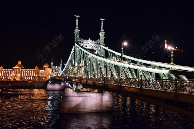 黑色唯美大桥夜景背景图片