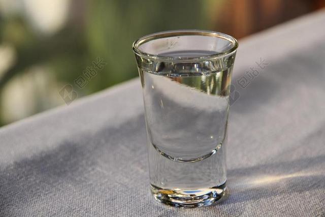 桌子上的透明玻璃杯子背景图片