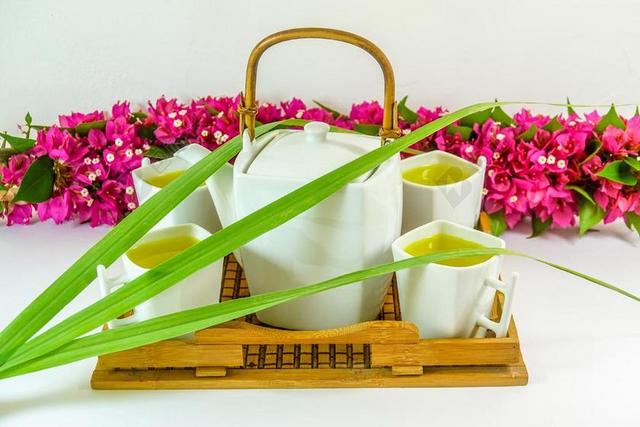 物品放松新鲜的茶水和鲜花背景图片