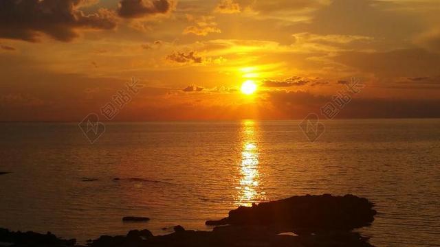 海上景色日落太阳背景图片