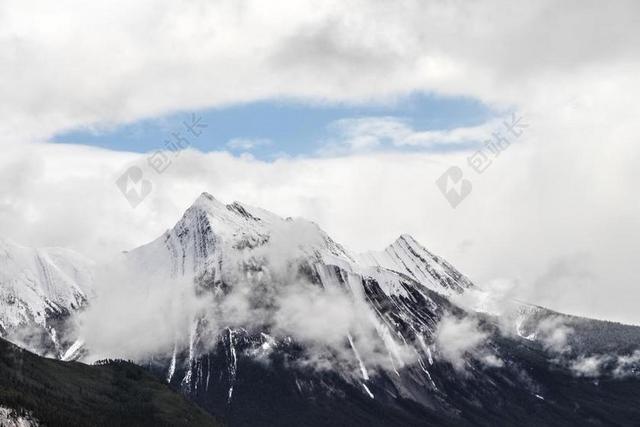 黑白自然壮丽天空下的积雪山峰旅游自然背景图片