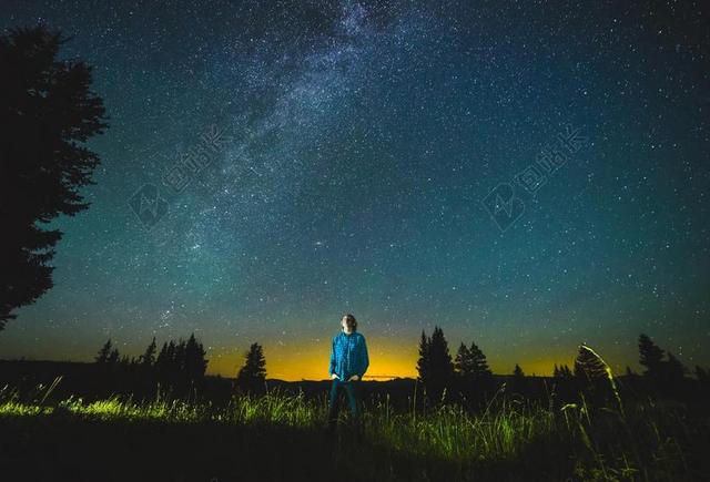 清新仰望星空的男子背景图片