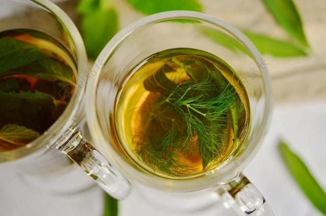 食物特写玻璃杯中的金色茶水背景图片
