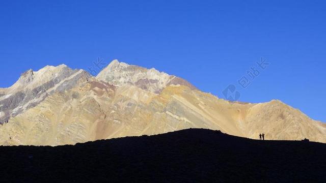 旅游清新阿根廷门多萨阿空加瓜山脉下的旅客背景图片