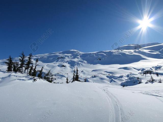 自然景观白色的积雪和阳光背景图片