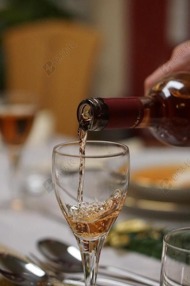 人特写倒红酒的手背景图片