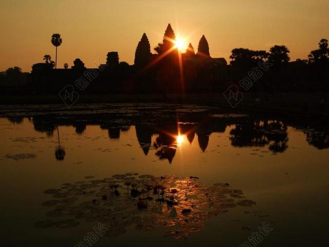 建筑夕阳下的庙宇倒影背景图片