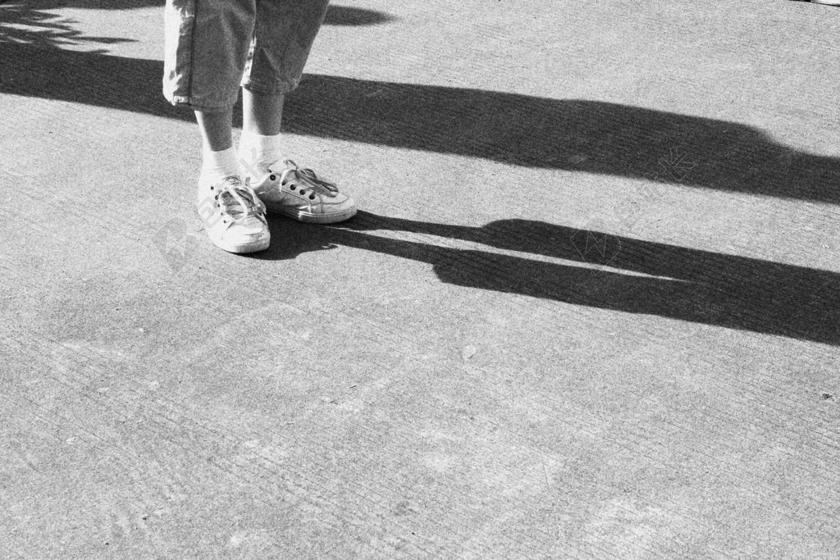 鞋 黑色 独自一人 阴影 地面 儿童