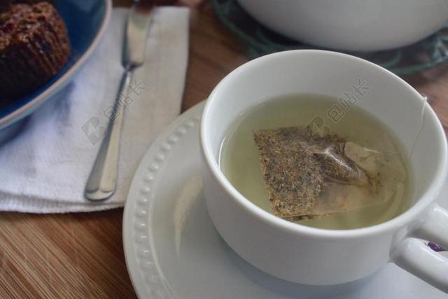 食物放松蛋糕和白色瓷杯的茶水背景图片