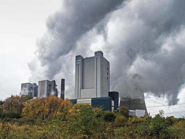 建筑冒烟的发电站背景图片