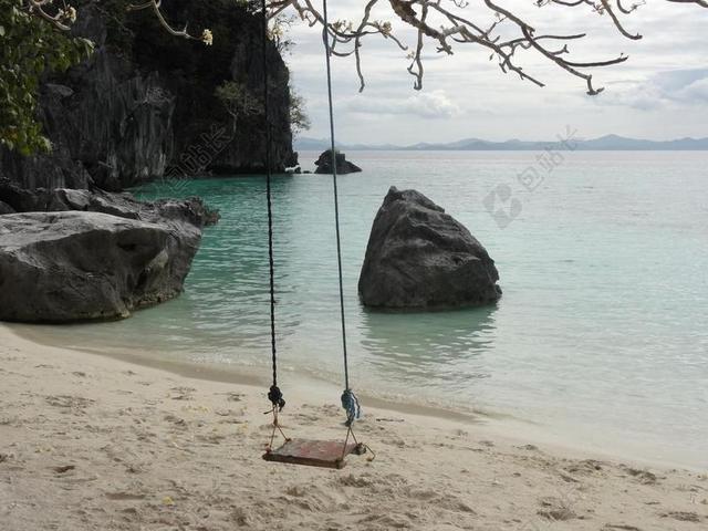 自然风景海边树下的秋千背景图片