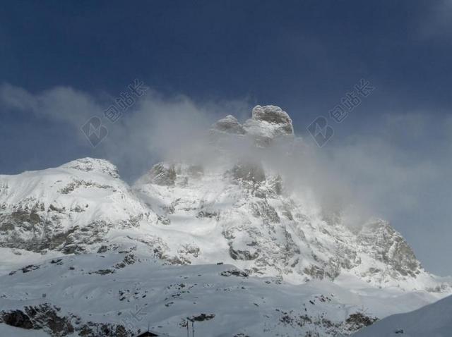 自然景观云雾中的雪山山峰背景图片