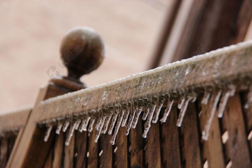 唯美楼梯上的冰柱背景图片