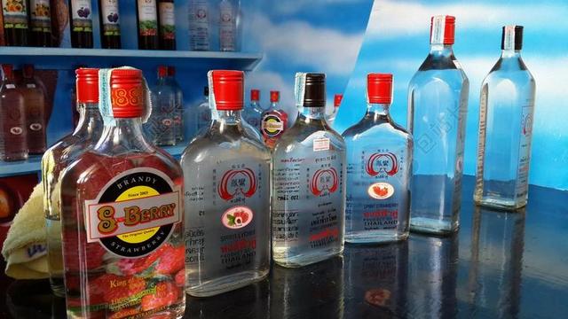 瓶 玻璃瓶 饮料 酒精 泰国饮料 草莓酒 标签 自助餐 酒吧