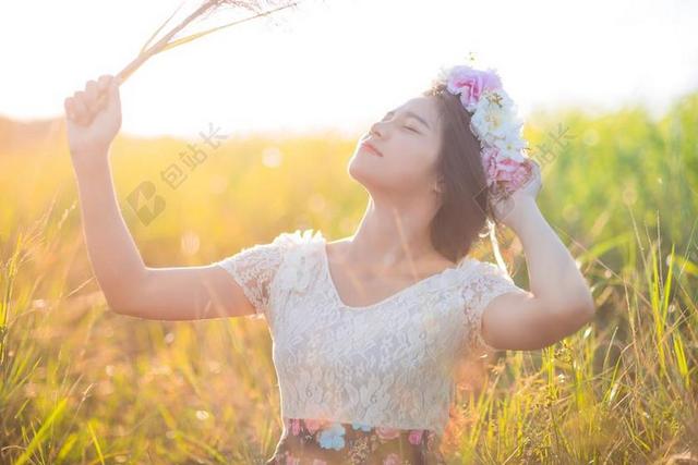 人唯美草地中美丽的少女背景图片