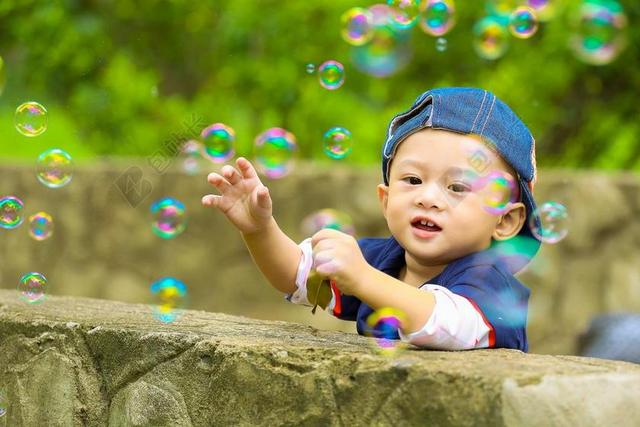 VUI彩 丛VIEN 孩子 玩 区胫 公园 肥皂泡