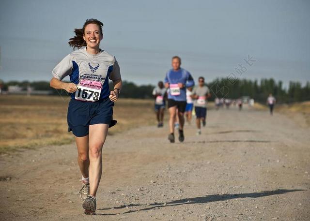 马拉松比赛竞争女性运动员慢跑者团队背景图片