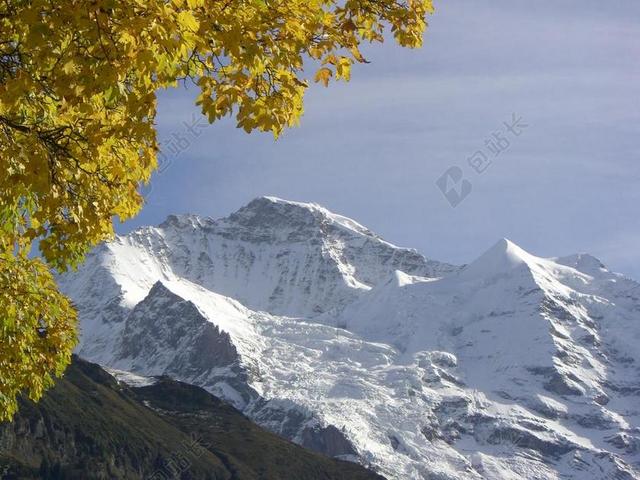 自然深秋雪山背景图片