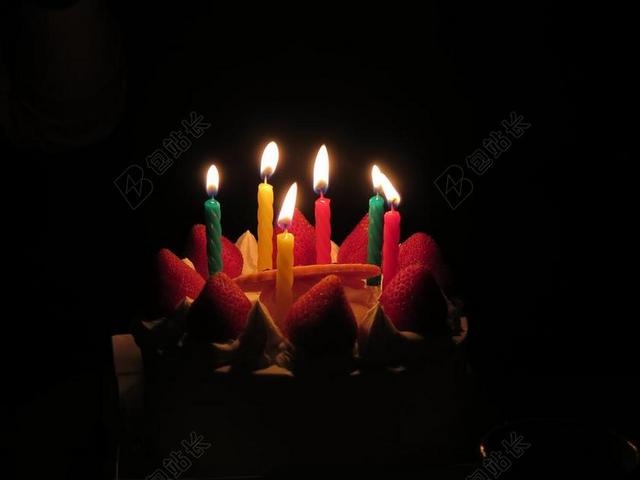 食物生日蜡烛和草莓蛋糕背景图片