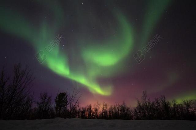 自然黑绿星空夜幕下的野外繁星闪烁和银河旅游自然星空背景图片