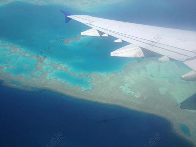 蓝色海洋简洁飞行视角下的海旅游广告背景图片