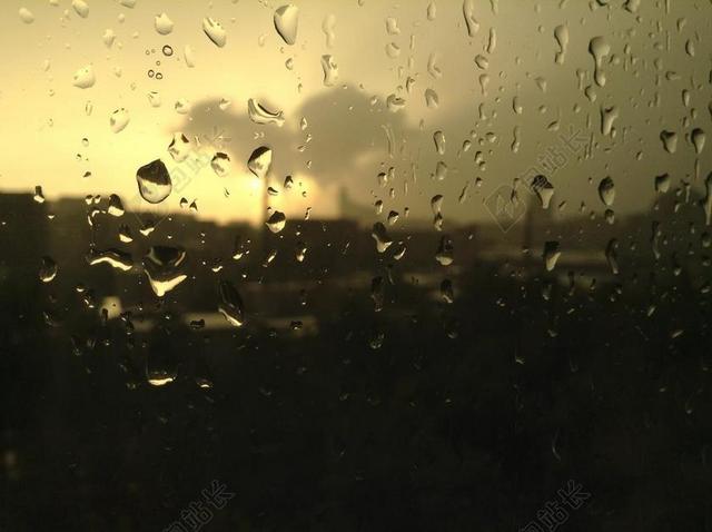 复古泛黄的玻璃雨滴背景图片