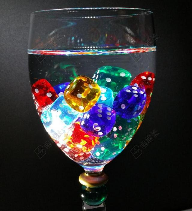 广告时尚透明的酒杯里的骰子背景图片