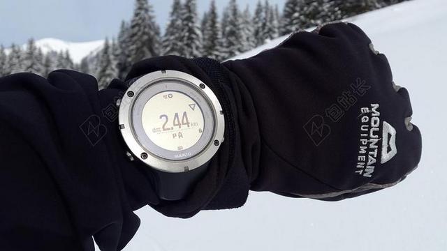 黑色雪地冒险指南针指引方向手套寒冷户外背景图片