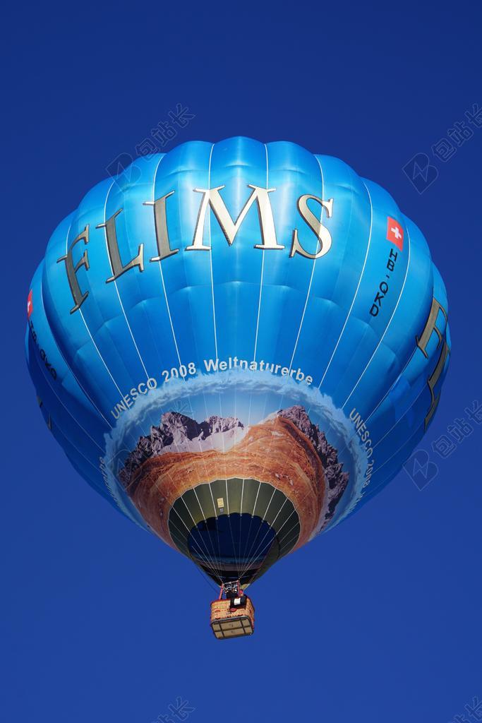 蓝色交通工具经典浮在天空中的热气球旅游交通工具背景图片