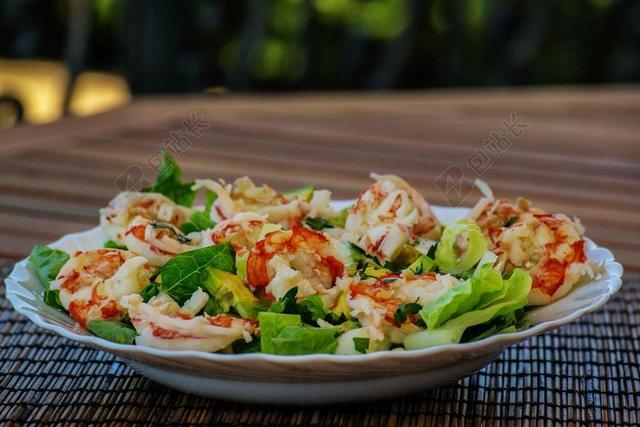 食物特写桌子上的海鲜蔬菜沙拉背景图片